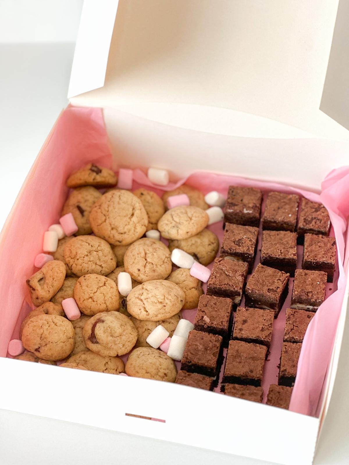 Caja Surtido mini brownies y mini cookies